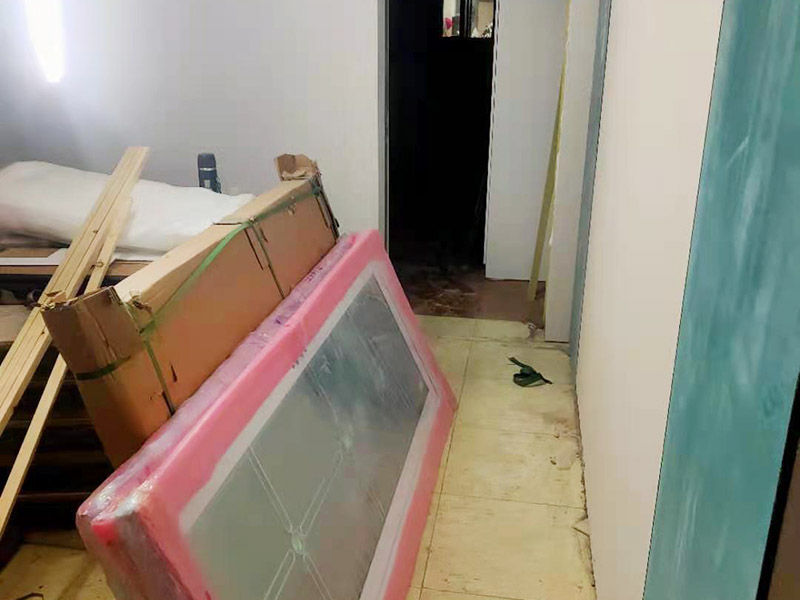 門鎖維修更換：首先要擰開門鎖面板的固定螺絲，并取下把手松動一側(cè)的面板。找到把手的固定螺絲擰緊，最后原樣裝回即可。 鎖芯的損壞更換，首先要擰開鎖芯的固定螺絲，并取出鎖芯。然后更換與原鎖匹配的鎖芯，對準(zhǔn)位置擰緊加固螺絲。