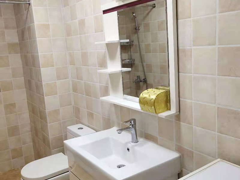 衛(wèi)生間家具五金安裝:柜類安裝順序一般為由下到上，由里到外，以免造成繁復(fù)拆裝和柜頭無處安放的情況。床類實木家具安裝順序一般為先安裝床的架，然后將床杠、床屏、床尾依次連接。