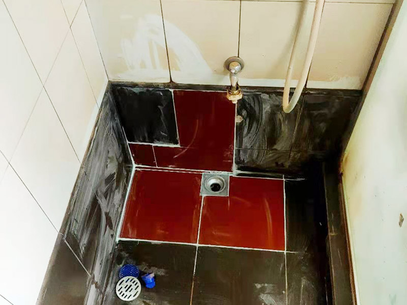 瓷磚修補(bǔ)維修:1，用錘子和鑿子，敲掉破損的瓷磚及原有的瓷磚粘合劑，直到露出原來的水泥墻面。 2，調(diào)好瓷磚粘合劑 3，先將瓷磚粘合劑拌勻，再用抹刀將瓷磚粘合劑涂抹到瓷磚背面。 4，粘合劑涂到瓷磚上之后，可以在粘合劑表面刮出鋸齒痕跡，增加瓷磚的粘合力，然后將瓷磚貼到墻面上。