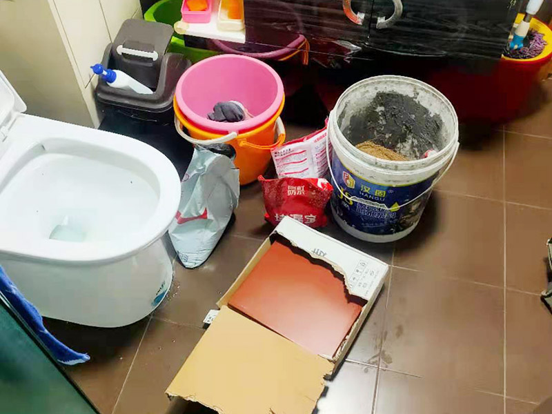 瓷磚修補(bǔ)維修:1，用錘子和鑿子，敲掉破損的瓷磚及原有的瓷磚粘合劑，直到露出原來的水泥墻面。 2，調(diào)好瓷磚粘合劑 3，先將瓷磚粘合劑拌勻，再用抹刀將瓷磚粘合劑涂抹到瓷磚背面。 4，粘合劑涂到瓷磚上之后，可以在粘合劑表面刮出鋸齒痕跡，增加瓷磚的粘合力，然后將瓷磚貼到墻面上。