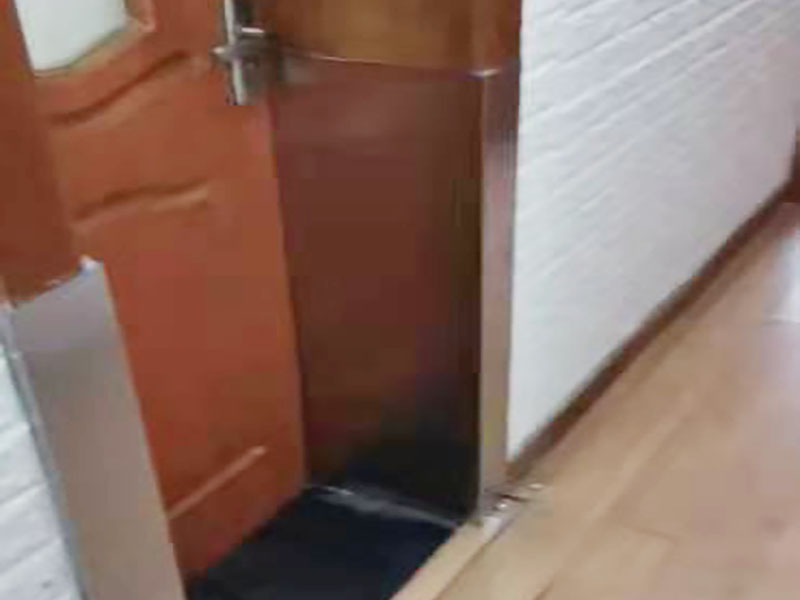 門框修補(bǔ)維修：如果清漆門表面小塊油漆剝落后，可取同色廣告顏料涂補(bǔ)，再用清漆涂在表面即可完好如初。首先在修補(bǔ)門框之前，需要把門摘下來，由于木門一般比較重，因此在摘的時(shí)候，最好合作，不要一個(gè)人去摘，否則很有可能拿不住或者其他原因把門弄壞;其次，需要使用骨膠對(duì)斷裂的門框進(jìn)行粘合，等到骨膠完全干燥以后，用自攻釘打一個(gè)薄薄的鐵條，之所以要這樣，是因?yàn)橐寯嗔训牡胤疆a(chǎn)生一種拉力，這個(gè)步驟需要一定的時(shí)間，因此要耐心等待。