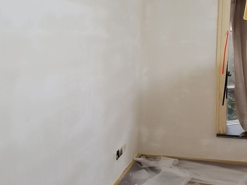 墻面刮膩?zhàn)泳S修:刮膩?zhàn)訉Σ煌膲w有著不同的要求，像比較常見的混凝土的墻面，會出現(xiàn)一些氣孔與鼓起的現(xiàn)象，所以就要先把墻面修平整掉，磨平凸起處，填補(bǔ)凹陷處。如果是預(yù)制混凝土的墻面，那么它的表面層就會有一些砂礫與疙瘩的現(xiàn)象，這個時候就需要專業(yè)的施工人員，使用用鋼絲刷把墻面整體的刷一遍。