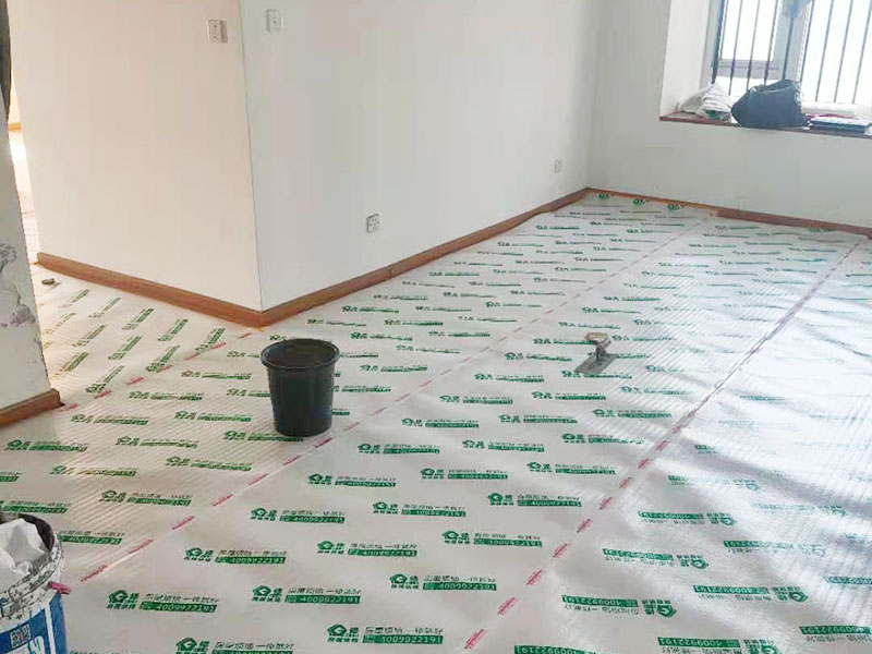 墻面修補維修：墻面裂縫面積如果比較大的話，必須將開裂處墻面的基底鑿成U型狀，并且它的槽間距必須要大于20CM以上。而對于鑿好的墻面基地還需進(jìn)行鑿毛處理，然后再掛上鋼絲網(wǎng)，最后在使用帶有彈性的裝飾性墻面材料對裂縫處進(jìn)行涂刷。