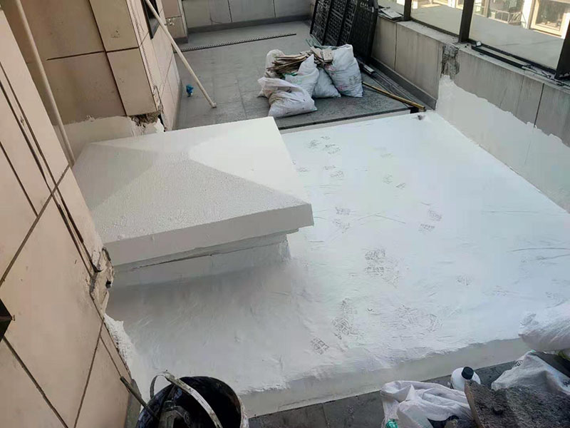 覆蓋底部丙綸保護層：清理基層，施工前要將基層表面的塵土和雜物清理干凈，然后用熱熔法改性瀝青卷材對防水層施工前在水落口、管根、陰陽角等細部先做好附加層。鋪貼卷材，首先卷材的厚度要符合要求，將防水卷材裁剪成相應的尺寸，用火焰噴槍加熱基層和卷材的交接處，趁卷材的材面剛剛?cè)刍瘯r將卷材向前滾鋪、粘貼。鋪貼平面與立面相連接的卷材應由下向上進行。 熱熔封邊，用噴槍將卷材搭接處加熱，讓其粘結(jié)牢固，然后涂刷第一遍防水涂料。防水施工前要先保證地面干凈、干燥，防水涂料要滿涂，確保無遺漏，與基層結(jié)合要牢固，無裂紋和氣泡等，防水涂料厚度要達到產(chǎn)品規(guī)定的要求。