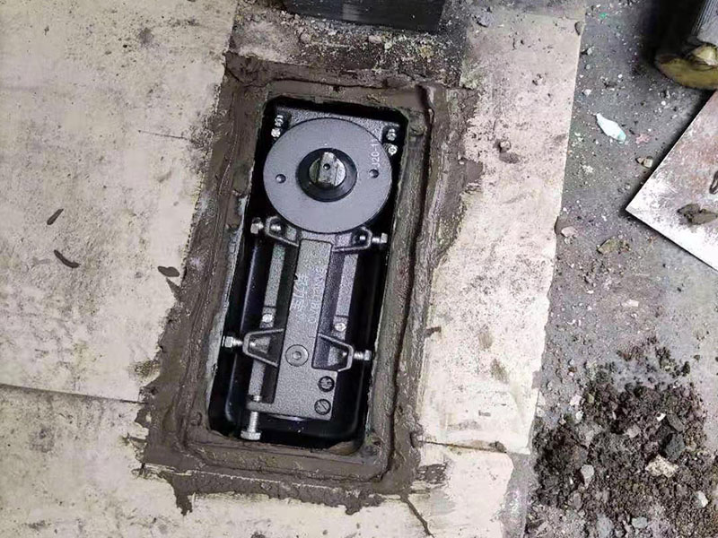 感應(yīng)門安裝維修：首先移動門體確定門體的開閉位置，然后確定限位器的位置。設(shè)定限位器裝置的位置時，應(yīng)使吊掛裝置碰到限位器的膠墊后停止。用六角扳手確實擰緊固定安裝螺栓。 地輪的安裝，在安裝時地輪的中心位置根據(jù)門體動扇寬度的一半加上5mm。(前提為動扇底部內(nèi)有滑道的，如果沒有滑道直接是包飾板的應(yīng)考慮其在內(nèi)部的空間距離，根據(jù)實際來計算)安裝后請確保門體上下縫隙相同，以免時間長損壞地輪。