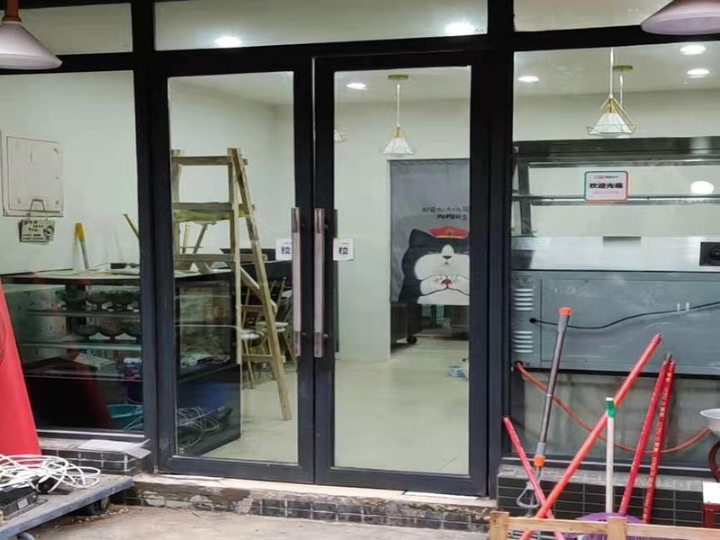 感應(yīng)門安裝維修：首先移動門體確定門體的開閉位置，然后確定限位器的位置。設(shè)定限位器裝置的位置時，應(yīng)使吊掛裝置碰到限位器的膠墊后停止。用六角扳手確實擰緊固定安裝螺栓。 地輪的安裝，在安裝時地輪的中心位置根據(jù)門體動扇寬度的一半加上5mm。(前提為動扇底部內(nèi)有滑道的，如果沒有滑道直接是包飾板的應(yīng)考慮其在內(nèi)部的空間距離，根據(jù)實際來計算)安裝后請確保門體上下縫隙相同，以免時間長損壞地輪。