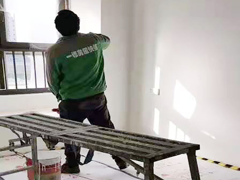 全屋墻面局部改色：如果原來的乳膠漆墻面沒有出現(xiàn)太大的裂痕或是掉皮，僅僅只是墻面表面舊了的話就可以直接涂刷。 要是原來的墻面出現(xiàn)質(zhì)量問題，就要先把原來的墻面處理清楚才可以進行涂刷。比如出現(xiàn)裂紋的話，首先在裂紋的兩旁鏟除10cm寬，在把鏟除的地方清理干凈后，然后用108膠粘貼&ldquo;滌綸&rdquo;布，再用石膏找平，最后涂上要改的顏色即可。如果墻面掉皮，有可能是墻面滲水造成的，這個問題就比較嚴(yán)重，需要鏟除全部的墻面再進行重新施工。