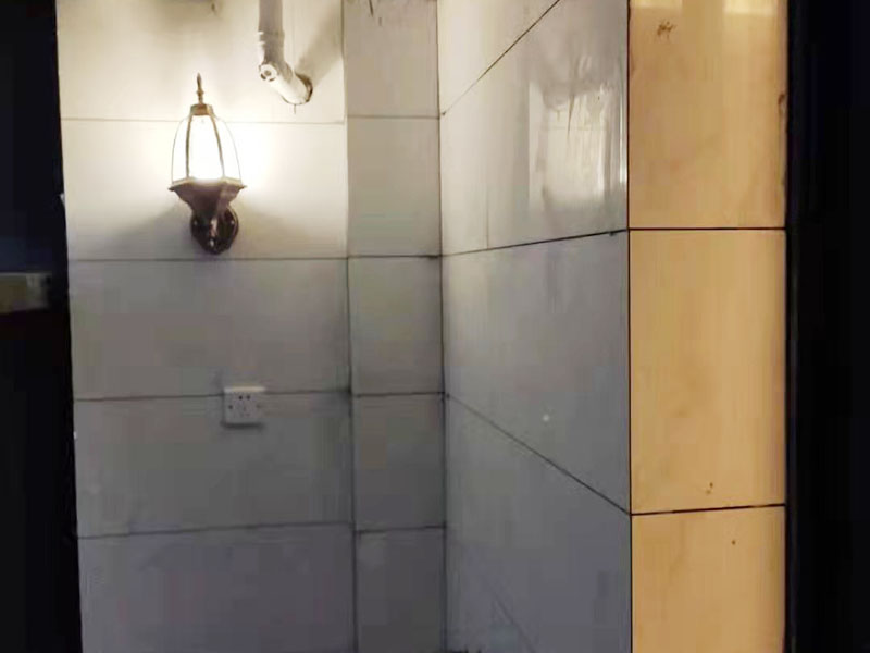 陽臺定制水槽安裝：水槽在安裝前一定要先確定好安裝的位置和尺寸，這樣方便我們按照尺寸訂購，最好是有水槽平面圖，免得數(shù)據(jù)不精確，導致返工。 另外，水槽安裝牢固以后，不要左右搖晃，很容易留下縫隙，造成松動。而且，最應該留意的也是連接處縫隙的密封性。水槽放入臺面后，需要在墻體和臺面間安裝配套的掛件，但安裝過程中盡量多注意水槽的密封效果，最好能做好閉水試驗。