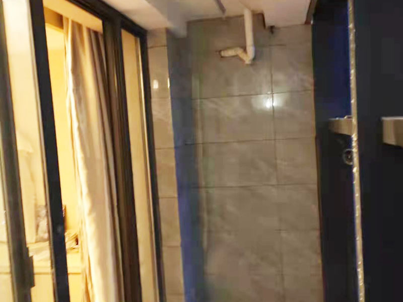 陽臺定制水槽安裝：水槽在安裝前一定要先確定好安裝的位置和尺寸，這樣方便我們按照尺寸訂購，最好是有水槽平面圖，免得數(shù)據(jù)不精確，導致返工。 另外，水槽安裝牢固以后，不要左右搖晃，很容易留下縫隙，造成松動。而且，最應該留意的也是連接處縫隙的密封性。水槽放入臺面后，需要在墻體和臺面間安裝配套的掛件，但安裝過程中盡量多注意水槽的密封效果，最好能做好閉水試驗。