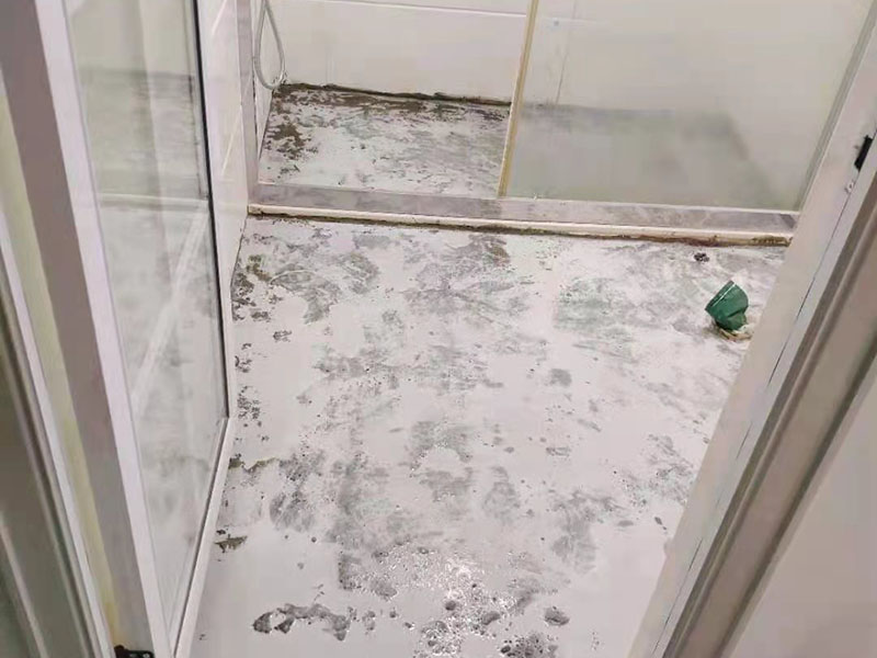 浴室貼磚裝修翻新：在鋪貼瓷磚前，我們要先把還沒(méi)涂抹水泥的地磚鋪在地上，并敲平，然后在地磚上涂滿水泥，鋪在地面，鋪地磚的過(guò)程中要對(duì)齊四塊磚的對(duì)角位置。   另外，在鋪貼瓷磚時(shí)也要講究鋪貼順序，在鋪地磚時(shí)應(yīng)從內(nèi)向外貼，有坡度或地漏的地方，要注意排水方向找坡，而墻面磚應(yīng)從下往上貼，底層的瓷磚要最后貼，這樣鋪貼出來(lái)才美觀，我們鋪完地磚后還要壓地磚。