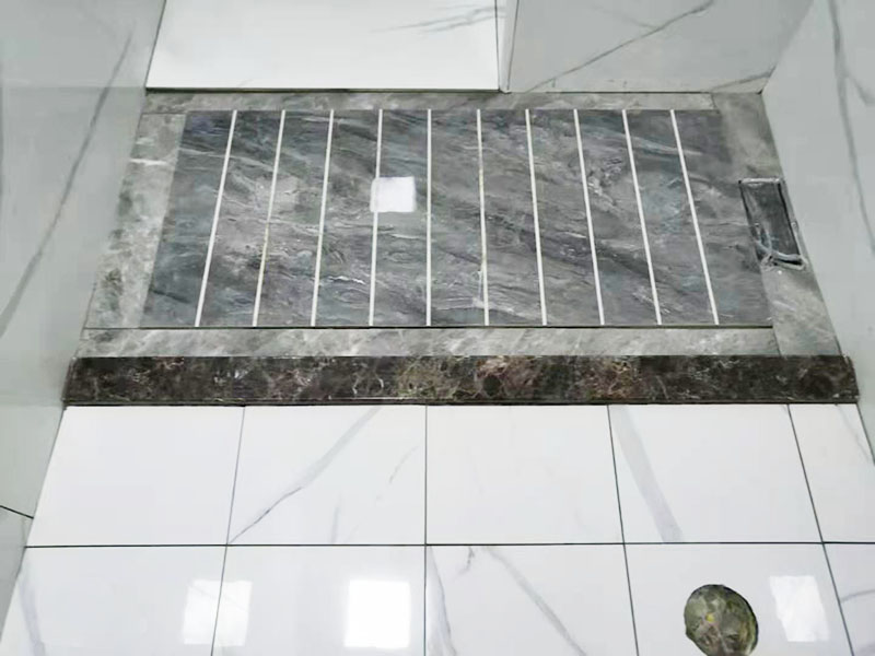 浴室貼磚裝修翻新：在鋪貼瓷磚前，我們要先把還沒(méi)涂抹水泥的地磚鋪在地上，并敲平，然后在地磚上涂滿水泥，鋪在地面，鋪地磚的過(guò)程中要對(duì)齊四塊磚的對(duì)角位置。   另外，在鋪貼瓷磚時(shí)也要講究鋪貼順序，在鋪地磚時(shí)應(yīng)從內(nèi)向外貼，有坡度或地漏的地方，要注意排水方向找坡，而墻面磚應(yīng)從下往上貼，底層的瓷磚要最后貼，這樣鋪貼出來(lái)才美觀，我們鋪完地磚后還要壓地磚。