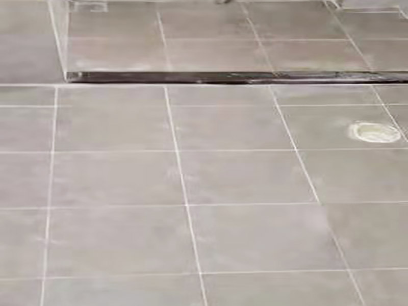 地面找平貼磚裝修：現(xiàn)在比較普遍的地面磚鋪貼方法就是濕鋪法，這種鋪貼方法與干鋪法不同之處在于將1：3的干性水泥漿替換成水泥沙漿和普通水。需要注意的是這種鋪貼法在鋪貼過程中容易產(chǎn)生氣泡和空鼓，這樣就會(huì)影響地磚的使用壽命。也是因?yàn)檫@種原因使其價(jià)格便宜，操作簡單。地磚鋪貼方法之波打線鋪法：這種鋪貼法也稱花邊或波導(dǎo)線、邊線等。這種鋪貼法主要用在地面周邊或者玄關(guān)等處，是作為樓地面沿墻邊四周所做的裝飾線，寬度不一樣。