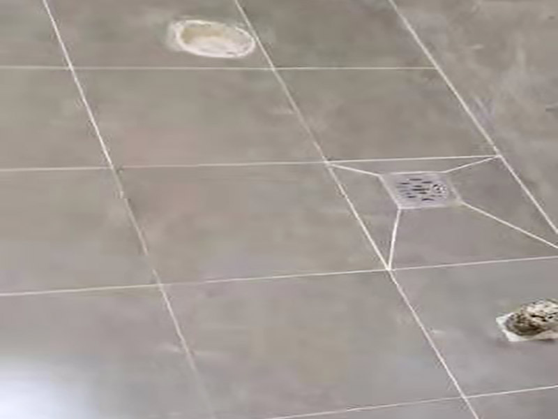 地面找平貼磚裝修：現(xiàn)在比較普遍的地面磚鋪貼方法就是濕鋪法，這種鋪貼方法與干鋪法不同之處在于將1：3的干性水泥漿替換成水泥沙漿和普通水。需要注意的是這種鋪貼法在鋪貼過程中容易產(chǎn)生氣泡和空鼓，這樣就會(huì)影響地磚的使用壽命。也是因?yàn)檫@種原因使其價(jià)格便宜，操作簡單。地磚鋪貼方法之波打線鋪法：這種鋪貼法也稱花邊或波導(dǎo)線、邊線等。這種鋪貼法主要用在地面周邊或者玄關(guān)等處，是作為樓地面沿墻邊四周所做的裝飾線，寬度不一樣。