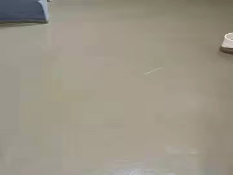 地面找平貼磚裝修：現(xiàn)在比較普遍的地面磚鋪貼方法就是濕鋪法，這種鋪貼方法與干鋪法不同之處在于將1：3的干性水泥漿替換成水泥沙漿和普通水。需要注意的是這種鋪貼法在鋪貼過程中容易產(chǎn)生氣泡和空鼓，這樣就會(huì)影響地磚的使用壽命。也是因?yàn)檫@種原因使其價(jià)格便宜，操作簡單。地磚鋪貼方法之波打線鋪法：這種鋪貼法也稱花邊或波導(dǎo)線、邊線等。這種鋪貼法主要用在地面周邊或者玄關(guān)等處，是作為樓地面沿墻邊四周所做的裝飾線，寬度不一樣。