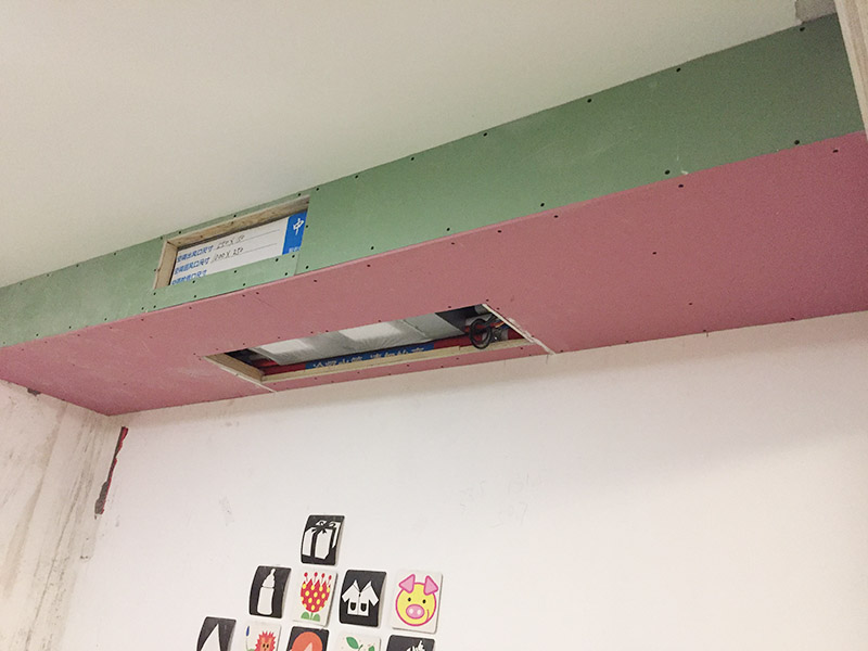 吊頂安裝施工：吊頂安裝的第一個(gè)步驟就是邊角線安裝了。邊角線的安裝是為了確定吊頂?shù)陌惭b高度和安裝水平，也是為了接下來的龍骨安裝做鋪墊，方便后續(xù)的工作。所以在邊角線安裝的時(shí)候一定要仔細(xì)，如果邊角線傾斜，那么整個(gè)吊頂都會(huì)傾斜。在確定了吊頂?shù)陌惭b高度和安裝水平后，我們就要安裝螺桿了。在吊頂?shù)陌惭b中，有六根螺桿將會(huì)承擔(dān)起整個(gè)吊頂?shù)闹亓?。龍骨安裝可以說是吊頂安裝中最為重要的一部分了。因?yàn)辇埞鞘钦麄€(gè)吊頂扣板的承重物，也是做造型的關(guān)鍵。