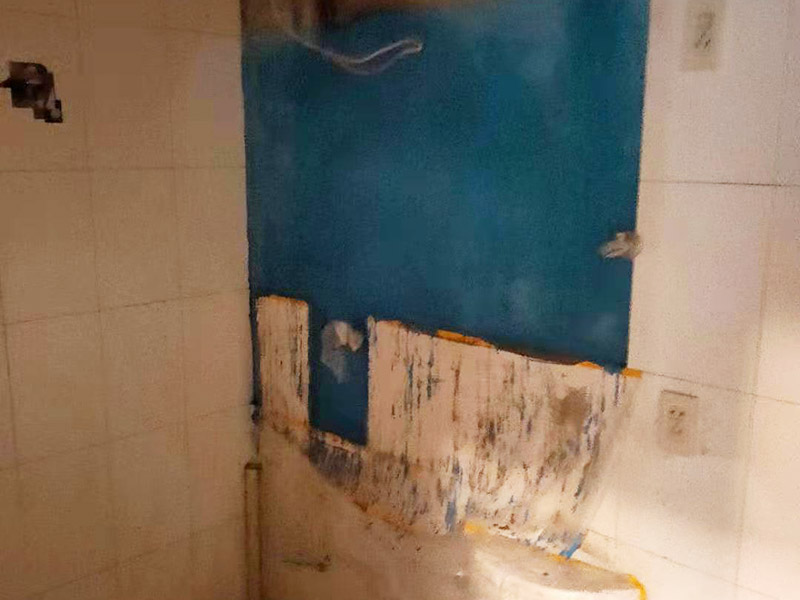 局部修補(bǔ)和防水：處理墻面基層：在刷漆前，基層需要平整干凈，如果墻面不平整的，還需要進(jìn)行找平和清潔工序，在刷漆墻面的時(shí)候要鏟除舊的漆，如果是五年以上的老房子，還要鏟除膩?zhàn)印?涂刷界面劑：刷界面劑要刷的相當(dāng)均勻。 防水處理：主要是針對(duì)廚房和衛(wèi)生間這些容易潮濕的房間進(jìn)行的，必須用到防水涂料，施工前要了解是如何調(diào)配的。 防裂處理：遇到墻面有裂縫這種情況，需要在墻體有裂紋的地方以及輕體墻和承重墻接合處貼上牛皮紙、網(wǎng)格纖維布這些材料，來(lái)修補(bǔ)裂縫，不然刷出來(lái)的效果肯定是不理想的。 批刮膩?zhàn)樱毫私庖恍┏Ｓ玫哪佔(zhàn)诱{(diào)配說(shuō)明，一般在購(gòu)買的膩?zhàn)臃郯b上面會(huì)有使用說(shuō)明的，可以在購(gòu)買的時(shí)候可以詢問(wèn)下銷售人員，在配置好后，要盡量的攪拌均勻，放置過(guò)十多二十分鐘。