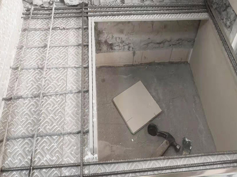 磚砌櫥柜施工：磚砌櫥柜相對于集成櫥柜來說，磚砌櫥柜使用到的材料大多數(shù)都是無污染的原材料，它的環(huán)保系數(shù)還是可以的。磚砌櫥柜比較經(jīng)濟耐用，它的質(zhì)地比較結(jié)實，隨隨便便應(yīng)該是損壞不了的，即使長期的做菜做飯動靜很大，也不至于直接會損壞櫥柜。 1.先砌好櫥柜底座或背墻磚，貼好踢腳線邊條。 2.預(yù)留好立柱位置，貼櫥柜底面磚和背墻。 3.制作立柱。 4.站立好立柱后，在槽里加上砂漿，底面槽內(nèi)外端用一小塊?；u墊上，墊的時候這塊小磚直接與地層的邊磚接觸，保持厚度2公分左右。 5.臺面放鋼筯和澆筑混凝土。澆筑完成后，安裝臺面和柜門。臺面可以采用大理石、石英石或者?；u。