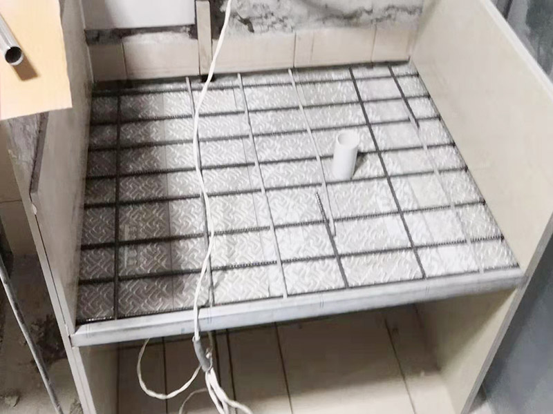 磚砌櫥柜施工：磚砌櫥柜相對于集成櫥柜來說，磚砌櫥柜使用到的材料大多數(shù)都是無污染的原材料，它的環(huán)保系數(shù)還是可以的。磚砌櫥柜比較經(jīng)濟耐用，它的質(zhì)地比較結(jié)實，隨隨便便應(yīng)該是損壞不了的，即使長期的做菜做飯動靜很大，也不至于直接會損壞櫥柜。 1.先砌好櫥柜底座或背墻磚，貼好踢腳線邊條。 2.預(yù)留好立柱位置，貼櫥柜底面磚和背墻。 3.制作立柱。 4.站立好立柱后，在槽里加上砂漿，底面槽內(nèi)外端用一小塊?；u墊上，墊的時候這塊小磚直接與地層的邊磚接觸，保持厚度2公分左右。 5.臺面放鋼筯和澆筑混凝土。澆筑完成后，安裝臺面和柜門。臺面可以采用大理石、石英石或者?；u。