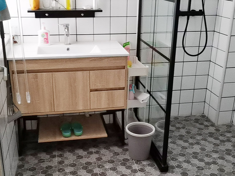 新房裝修設計：開工前的成品保護也是檢驗一個施工方或裝修公司質(zhì)量標準的因素之一門窗的成品保護能有效保護門窗不被刮花施工損壞并且也能有效隔絕揚塵保護門窗使用。鏟除原墻面一定要鏟干凈漏出原有墻面水泥層未鏟干凈可能導致后期墻面處理的基層開裂脫落。新建墻體表層或新舊墻體接縫處應加掛鐵絲網(wǎng)以增加墻體和外面貼瓷磚的穩(wěn)固性避免新建輕體墻出現(xiàn)開裂、抹灰層出現(xiàn)脫落等現(xiàn)象。施工前應根據(jù)設計出具詳細的水電定位圖及水電走向圖。應嚴格要求施工方根據(jù)走向設計進行墻面、地面的開槽和布線。水路改造前應對室內(nèi)水路進行試壓、檢測原有水管是否存在問題。水路設計應根據(jù)廚衛(wèi)設計規(guī)劃進行走向和點位設計確保所有尺寸和點位能切合和對應。