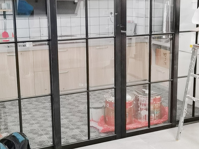 新房裝修設計：開工前的成品保護也是檢驗一個施工方或裝修公司質(zhì)量標準的因素之一門窗的成品保護能有效保護門窗不被刮花施工損壞并且也能有效隔絕揚塵保護門窗使用。鏟除原墻面一定要鏟干凈漏出原有墻面水泥層未鏟干凈可能導致后期墻面處理的基層開裂脫落。新建墻體表層或新舊墻體接縫處應加掛鐵絲網(wǎng)以增加墻體和外面貼瓷磚的穩(wěn)固性避免新建輕體墻出現(xiàn)開裂、抹灰層出現(xiàn)脫落等現(xiàn)象。施工前應根據(jù)設計出具詳細的水電定位圖及水電走向圖。應嚴格要求施工方根據(jù)走向設計進行墻面、地面的開槽和布線。水路改造前應對室內(nèi)水路進行試壓、檢測原有水管是否存在問題。水路設計應根據(jù)廚衛(wèi)設計規(guī)劃進行走向和點位設計確保所有尺寸和點位能切合和對應。