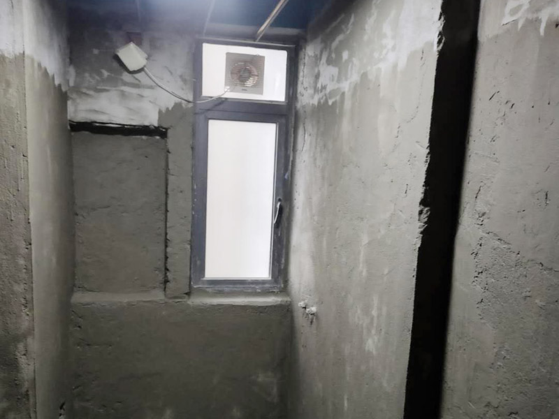 衛(wèi)生間防水找平:在進(jìn)行防水處理之前，一定先找平地面。找平層施工方法：基面有空隙、裂縫、不平等缺陷的，用水泥砂漿修補(bǔ)抹平。使基面必須堅(jiān)固、平整、干凈、無灰塵、油膩、蠟、脫模劑等以及其他碎屑物質(zhì)。找平層干燥后方可進(jìn)行防水層施工，施工期間應(yīng)防火、防水。防水層完成后，要進(jìn)行成品保護(hù)，不得上人走動(dòng)。