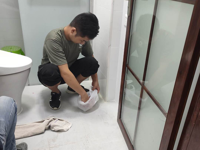 衛(wèi)生間裝修翻新：衛(wèi)生間改造中水電的改造尤為重要且需要最早開(kāi)始著手，由于會(huì)涉及到浴霸采暖、燈光的線路走向、水管的入墻等問(wèn)題，所以在改造之前需制定一個(gè)詳細(xì)的水電走向設(shè)計(jì)，從而提高安全質(zhì)量以及滿足裝修業(yè)主們生活的需要。其次就是需要對(duì)其做相應(yīng)的防水處理。因?yàn)樵谌粘５募彝ブ校l(wèi)生間的水是處處可見(jiàn)的，非常潮濕。衛(wèi)生間內(nèi)的防水涂料是由地面延伸到墻面的，涂刷過(guò)程中精良的保證厚度均勻。還需要處理好地面和墻面交界處的各類(lèi)管件的涂刷。待防水處理完全確定后，等待地面干透就可以做后續(xù)的工程了。接下來(lái)就是貼瓷磚了。衛(wèi)生間改造中貼瓷磚不僅僅會(huì)有裝飾作用還能加強(qiáng)墻面和地面的防水效果。