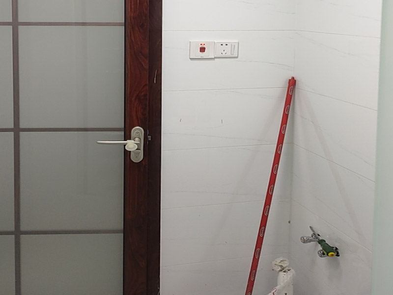 衛(wèi)生間裝修翻新：衛(wèi)生間改造中水電的改造尤為重要且需要最早開(kāi)始著手，由于會(huì)涉及到浴霸采暖、燈光的線路走向、水管的入墻等問(wèn)題，所以在改造之前需制定一個(gè)詳細(xì)的水電走向設(shè)計(jì)，從而提高安全質(zhì)量以及滿足裝修業(yè)主們生活的需要。其次就是需要對(duì)其做相應(yīng)的防水處理。因?yàn)樵谌粘５募彝ブ校l(wèi)生間的水是處處可見(jiàn)的，非常潮濕。衛(wèi)生間內(nèi)的防水涂料是由地面延伸到墻面的，涂刷過(guò)程中精良的保證厚度均勻。還需要處理好地面和墻面交界處的各類(lèi)管件的涂刷。待防水處理完全確定后，等待地面干透就可以做后續(xù)的工程了。接下來(lái)就是貼瓷磚了。衛(wèi)生間改造中貼瓷磚不僅僅會(huì)有裝飾作用還能加強(qiáng)墻面和地面的防水效果。