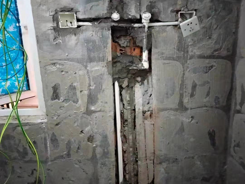 浴室墻內(nèi)水管安裝:水管的鋪設(shè)方式分為明裝和暗裝，明裝是將水管管道沿著天花板下、墻上、柱上、梁下、地板旁外等地方外露敷設(shè)，其優(yōu)點(diǎn)就是造價(jià)會(huì)比較低，施工相對(duì)方便，維修更加簡(jiǎn)單;缺點(diǎn)就是水管外表容易堆積灰塵、產(chǎn)生凝水等，影響美觀。暗裝就是將水管管道鋪設(shè)在吊頂、地面或管溝中隱蔽敷設(shè)，暗裝的優(yōu)點(diǎn)是鋪設(shè)完看不到水管，比較美觀;缺點(diǎn)就是若后期水管出現(xiàn)漏水等問(wèn)題不好維修。 當(dāng)水管安裝完就要測(cè)試水管有無(wú)漏水情況，測(cè)試前要將水管總閥關(guān)閉，然后再將所有水龍頭打開(kāi)，看看水表會(huì)不會(huì)走動(dòng)，若會(huì)走動(dòng)，則說(shuō)明有漏水情況;若水表沒(méi)有走動(dòng)，則說(shuō)明水管安裝合格。測(cè)試水管的時(shí)間應(yīng)為半小時(shí)左右比較好。