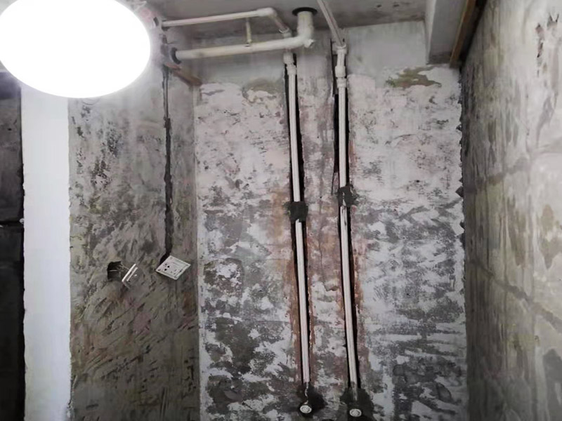 浴室墻內(nèi)水管安裝:水管的鋪設(shè)方式分為明裝和暗裝，明裝是將水管管道沿著天花板下、墻上、柱上、梁下、地板旁外等地方外露敷設(shè)，其優(yōu)點(diǎn)就是造價(jià)會(huì)比較低，施工相對(duì)方便，維修更加簡(jiǎn)單;缺點(diǎn)就是水管外表容易堆積灰塵、產(chǎn)生凝水等，影響美觀。暗裝就是將水管管道鋪設(shè)在吊頂、地面或管溝中隱蔽敷設(shè)，暗裝的優(yōu)點(diǎn)是鋪設(shè)完看不到水管，比較美觀;缺點(diǎn)就是若后期水管出現(xiàn)漏水等問(wèn)題不好維修。 當(dāng)水管安裝完就要測(cè)試水管有無(wú)漏水情況，測(cè)試前要將水管總閥關(guān)閉，然后再將所有水龍頭打開(kāi)，看看水表會(huì)不會(huì)走動(dòng)，若會(huì)走動(dòng)，則說(shuō)明有漏水情況;若水表沒(méi)有走動(dòng)，則說(shuō)明水管安裝合格。測(cè)試水管的時(shí)間應(yīng)為半小時(shí)左右比較好。