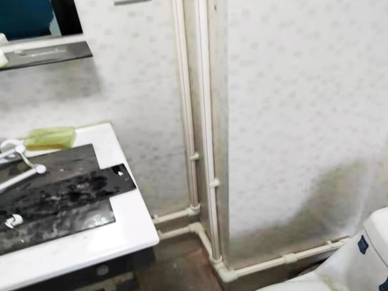 浴室墻內(nèi)水管安裝:水管的鋪設(shè)方式分為明裝和暗裝，明裝是將水管管道沿著天花板下、墻上、柱上、梁下、地板旁外等地方外露敷設(shè)，其優(yōu)點(diǎn)就是造價(jià)會(huì)比較低，施工相對(duì)方便，維修更加簡(jiǎn)單;缺點(diǎn)就是水管外表容易堆積灰塵、產(chǎn)生凝水等，影響美觀。暗裝就是將水管管道鋪設(shè)在吊頂、地面或管溝中隱蔽敷設(shè)，暗裝的優(yōu)點(diǎn)是鋪設(shè)完看不到水管，比較美觀;缺點(diǎn)就是若后期水管出現(xiàn)漏水等問(wèn)題不好維修。 當(dāng)水管安裝完就要測(cè)試水管有無(wú)漏水情況，測(cè)試前要將水管總閥關(guān)閉，然后再將所有水龍頭打開(kāi)，看看水表會(huì)不會(huì)走動(dòng)，若會(huì)走動(dòng)，則說(shuō)明有漏水情況;若水表沒(méi)有走動(dòng)，則說(shuō)明水管安裝合格。測(cè)試水管的時(shí)間應(yīng)為半小時(shí)左右比較好。