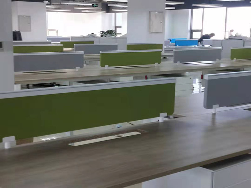 辦公室電路排線：布線的分派一定要周密安排，在小于管容量40%的體積下，同一走向的線可以共用一根管(強(qiáng)弱電除外)，絕緣管道的長度不夠時，關(guān)口和接線頭之間必須有東西連接，絕對不能敷衍了事，否則時間久了就會因?yàn)榫€路老化而造成漏電。 封堵線槽的水泥，必須與整個建筑原有水泥配比相同，以保證其水泥的強(qiáng)度和抗震能力，才能夠保證電路的使用期限，增長電路壽命。