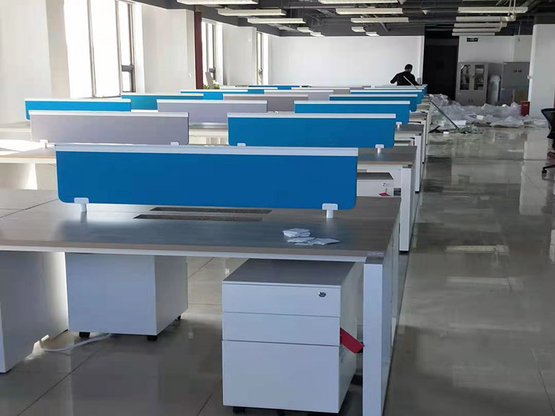 辦公室電路排線：布線的分派一定要周密安排，在小于管容量40%的體積下，同一走向的線可以共用一根管(強(qiáng)弱電除外)，絕緣管道的長度不夠時，關(guān)口和接線頭之間必須有東西連接，絕對不能敷衍了事，否則時間久了就會因?yàn)榫€路老化而造成漏電。 封堵線槽的水泥，必須與整個建筑原有水泥配比相同，以保證其水泥的強(qiáng)度和抗震能力，才能夠保證電路的使用期限，增長電路壽命。