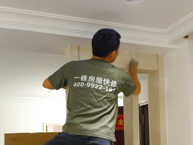 客廳隔斷安裝噴漆：第一步：對表面進(jìn)行刮膩子打du磨處理，要zhi求達(dá)到使表面無坑點和凸起，dao手感平滑；第二步：清潔，將粉塵等徹底清理干凈；第三補：噴漆，要求均勻。最好是橫三豎三，即噴漆時橫向噴三道豎向噴三道