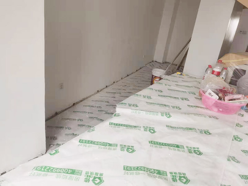 辦公室成品保護(hù)：各種裝修物料的進(jìn)場以及各種建筑裝修垃圾的清理，都會經(jīng)過入戶門，這些物品在搬運的過程中，難免會和入戶門發(fā)生磕碰，造成入戶門的磕碰劃傷，所以，第一個需要做好成品保護(hù)的地方就是入戶門。做法：在裝修開工前直到家具進(jìn)場期間，都需要對入戶門進(jìn)行保護(hù)！可以使用成品保護(hù)膜將門包裹。 在進(jìn)行木門、櫥柜、家具等的相關(guān)的安裝或組裝的過程中，成品保護(hù)主要體現(xiàn)在兩個方面：一是原有的墻面、地面裝飾的保護(hù)，盡量避免因為這些安裝工程對已裝的部分造成破壞；二是安裝的物品本身的保護(hù)，注意不要在安裝過程中造成磕碰、劃傷等損傷。 好處：1.美觀；2.避免后期刮膩子滴到柜子上；3.避免后期安裝碰到，導(dǎo)致油漆脫落和刮痕；4.防塵。