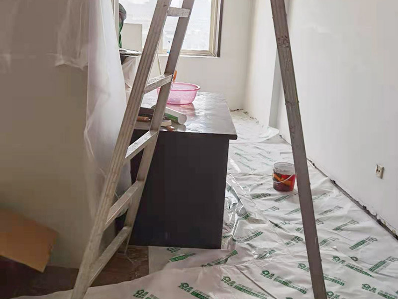 辦公室成品保護(hù)：各種裝修物料的進(jìn)場以及各種建筑裝修垃圾的清理，都會經(jīng)過入戶門，這些物品在搬運的過程中，難免會和入戶門發(fā)生磕碰，造成入戶門的磕碰劃傷，所以，第一個需要做好成品保護(hù)的地方就是入戶門。做法：在裝修開工前直到家具進(jìn)場期間，都需要對入戶門進(jìn)行保護(hù)！可以使用成品保護(hù)膜將門包裹。 在進(jìn)行木門、櫥柜、家具等的相關(guān)的安裝或組裝的過程中，成品保護(hù)主要體現(xiàn)在兩個方面：一是原有的墻面、地面裝飾的保護(hù)，盡量避免因為這些安裝工程對已裝的部分造成破壞；二是安裝的物品本身的保護(hù)，注意不要在安裝過程中造成磕碰、劃傷等損傷。 好處：1.美觀；2.避免后期刮膩子滴到柜子上；3.避免后期安裝碰到，導(dǎo)致油漆脫落和刮痕；4.防塵。