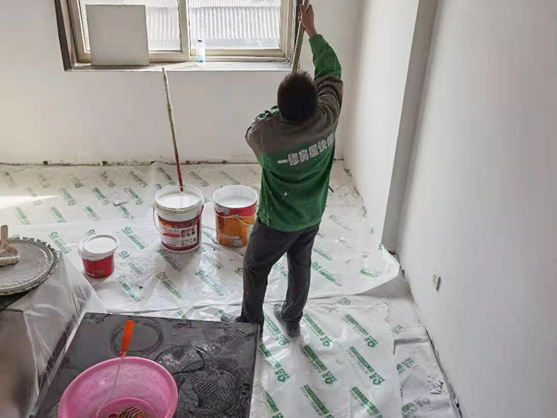 辦公室墻面刷乳膠漆:首先應(yīng)將墻面上的雜質(zhì)清理干凈，確定墻面無雜質(zhì)后開始刮膩?zhàn)?，并用砂紙將墻面打磨平整，接著開始涂刷底漆，涂刷時(shí)需確保墻面每個(gè)角落都涂到，上完底漆后，將墻面的坑眼打磨平整，最后涂刷面漆，涂刷后的十天內(nèi)，不得接觸或擦洗墻面。