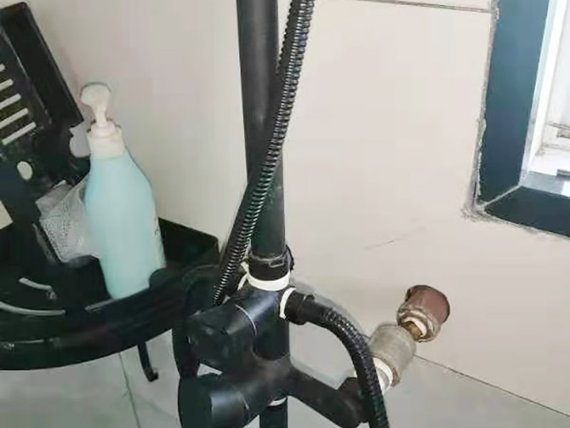 花灑角閥維修：首先關(guān)水管總閘，讓斷掉處的水管內(nèi)的水流干?？梢钥吹綌嘣诶锩娴?ldquo;外絲斷頭管&rdquo;，在斷頭管的一處固定好鋸條在斷頭管內(nèi)壁的位置，用手來回鋸，根據(jù)斷頭管的壁厚，為了防止鋸壞外層的內(nèi)絲直接，在快要鋸到外層的&ldquo;內(nèi)絲直接&rdquo;時(shí)，拿出鋸條，大概鋸10分鐘左右就差不多了。 查看內(nèi)絲接頭是否完好無開裂,如果有開裂先更換內(nèi)絲接頭,也可加膠墊解決漏水問題;接頭沒問題,直接更換一個(gè)新角閥即可,角閥并不貴,建議要購買銅質(zhì)角閥。