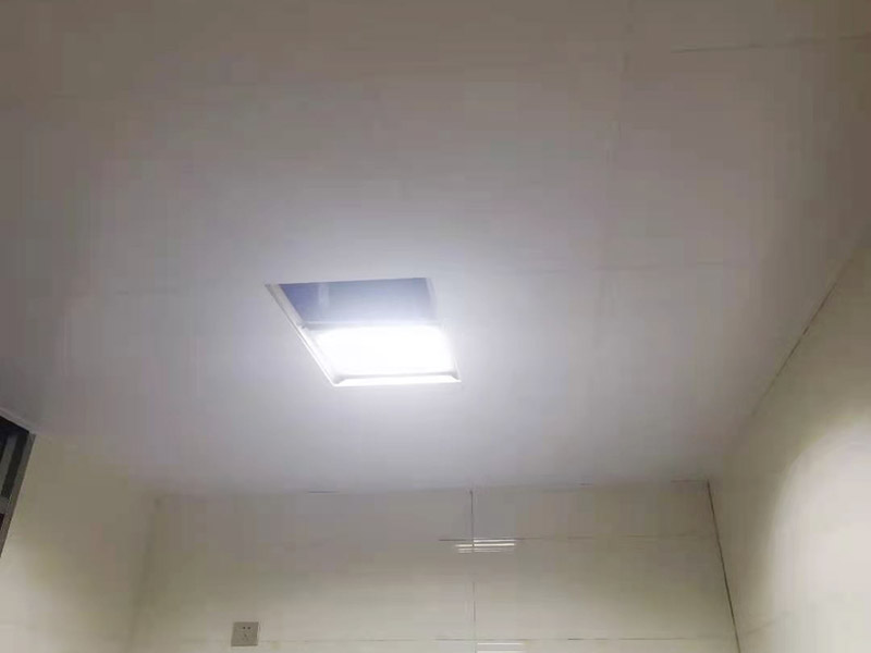 集成吊頂安裝：在鉆孔內(nèi)旋入膨脹管螺桿，保證吊頂與屋頂之間的夾層高度大于25厘米，螺桿與天花板的連接是整個吊頂?shù)陌惭b基礎(chǔ)，螺桿必須與天花板保持垂直并固定住，各個螺桿務(wù)必保持平行，通常使用六根螺桿便可承擔(dān)起整個集成吊頂?shù)闹亓俊?龍骨搭建完成、油煙機口預(yù)留好就可以安裝扣板了，要先將扣板四邊的膜掀起，不用完全撕掉可以按照膜上的箭頭進行同方向安裝。