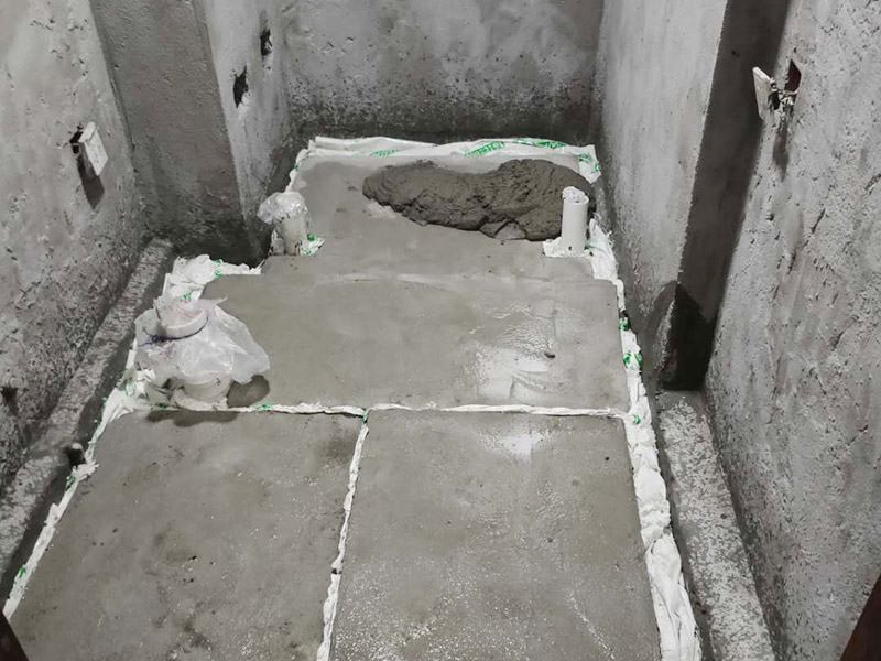 衛(wèi)生間防水找平:在進(jìn)行防水處理之前，一定先找平地面。找平層施工方法：基面有空隙、裂縫、不平等缺陷的，用水泥砂漿修補(bǔ)抹平。使基面必須堅(jiān)固、平整、干凈、無灰塵、油膩、蠟、脫模劑等以及其他碎屑物質(zhì)。找平層干燥后方可進(jìn)行防水層施工，施工期間應(yīng)防火、防水。防水層完成后，要進(jìn)行成品保護(hù)，不得上人走動(dòng)。