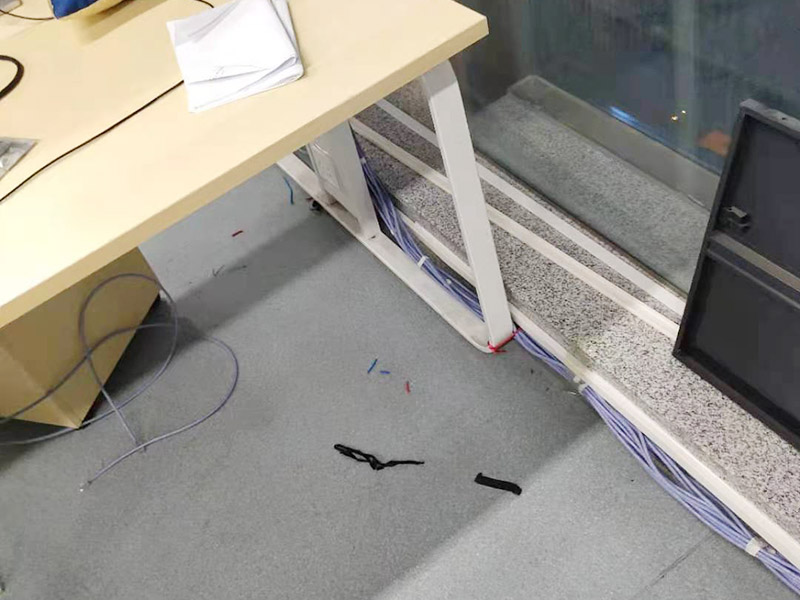 辦公室電路排線改造:首先，要想實現(xiàn)辦公室電腦和相關(guān)辦公設(shè)備信息接口的連網(wǎng)，并保證其可靈活使用性，使用穩(wěn)定性，臨時使用性，外觀美觀性。信息點的多少以及以后出現(xiàn)問題能否便于維護是進行辦公室網(wǎng)絡(luò)布線必需要考慮的因此，而辦公室布線作為用戶的最終使用的信息點(信息插座)墻上安放的位置、使用是否方便。 然后是辦公室強弱電線的布置，辦公室里強弱電(電力電源和圖象、數(shù)據(jù)、語音)線路的走向等因素都是規(guī)劃與設(shè)計的范圍之中，因此辦公室布線網(wǎng)絡(luò)，細節(jié)決定成敗。 最后是辦公室裝修布線需要滿足各種不同模擬或數(shù)字信號的傳輸需求。