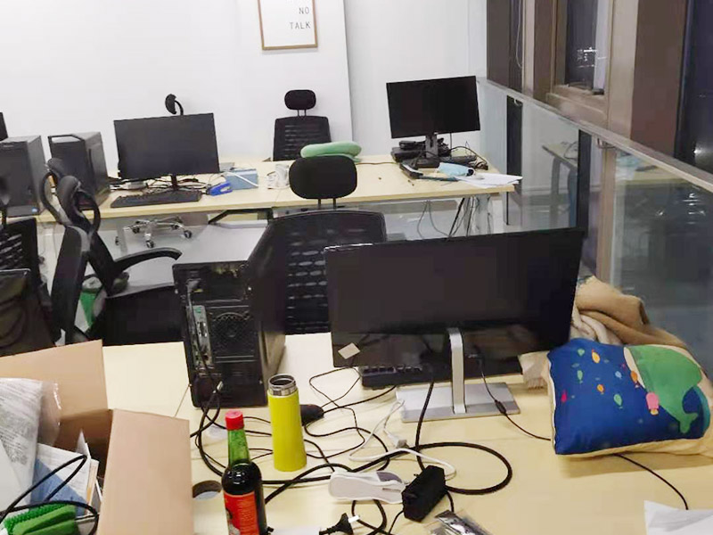 辦公室電路排線改造:首先，要想實現(xiàn)辦公室電腦和相關(guān)辦公設(shè)備信息接口的連網(wǎng)，并保證其可靈活使用性，使用穩(wěn)定性，臨時使用性，外觀美觀性。信息點的多少以及以后出現(xiàn)問題能否便于維護是進行辦公室網(wǎng)絡(luò)布線必需要考慮的因此，而辦公室布線作為用戶的最終使用的信息點(信息插座)墻上安放的位置、使用是否方便。 然后是辦公室強弱電線的布置，辦公室里強弱電(電力電源和圖象、數(shù)據(jù)、語音)線路的走向等因素都是規(guī)劃與設(shè)計的范圍之中，因此辦公室布線網(wǎng)絡(luò)，細節(jié)決定成敗。 最后是辦公室裝修布線需要滿足各種不同模擬或數(shù)字信號的傳輸需求。