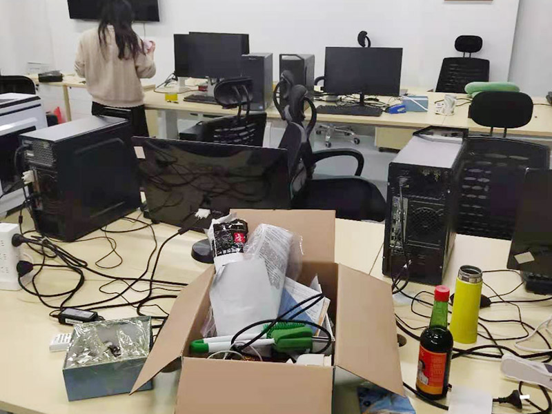 辦公室電路排線改造:首先，要想實現(xiàn)辦公室電腦和相關(guān)辦公設(shè)備信息接口的連網(wǎng)，并保證其可靈活使用性，使用穩(wěn)定性，臨時使用性，外觀美觀性。信息點的多少以及以后出現(xiàn)問題能否便于維護是進行辦公室網(wǎng)絡(luò)布線必需要考慮的因此，而辦公室布線作為用戶的最終使用的信息點(信息插座)墻上安放的位置、使用是否方便。 然后是辦公室強弱電線的布置，辦公室里強弱電(電力電源和圖象、數(shù)據(jù)、語音)線路的走向等因素都是規(guī)劃與設(shè)計的范圍之中，因此辦公室布線網(wǎng)絡(luò)，細節(jié)決定成敗。 最后是辦公室裝修布線需要滿足各種不同模擬或數(shù)字信號的傳輸需求。