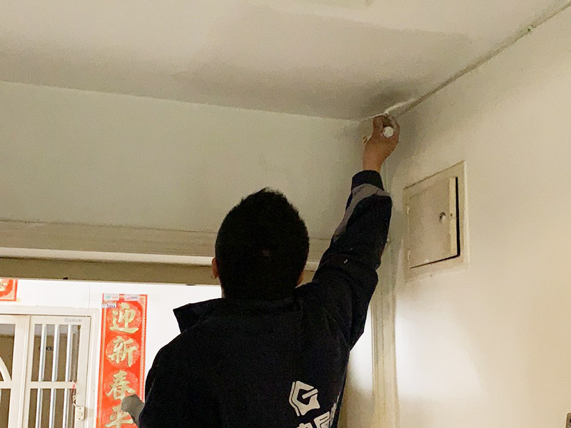 頂面局部修補(bǔ)維修：墻面修補(bǔ)，一定要做好基層的處理，如果您家是二次裝修墻面時(shí)，沒(méi)有將以前的老墻的墻皮鏟除干凈，或者是只鏟除了表層的膩?zhàn)樱敲葱扪a(bǔ)墻面時(shí)，是會(huì)遺留下高低不平的部分墻皮的，此后，要是接著上刷界面劑或者膩?zhàn)?，那么很可能就?huì)導(dǎo)致新刷的墻面出現(xiàn)開(kāi)裂的情況。舊房要是在長(zhǎng)期使用中受到了來(lái)自外界的沖擊或者震動(dòng)，是有可能造成局部墻面基層與墻體脫離的。