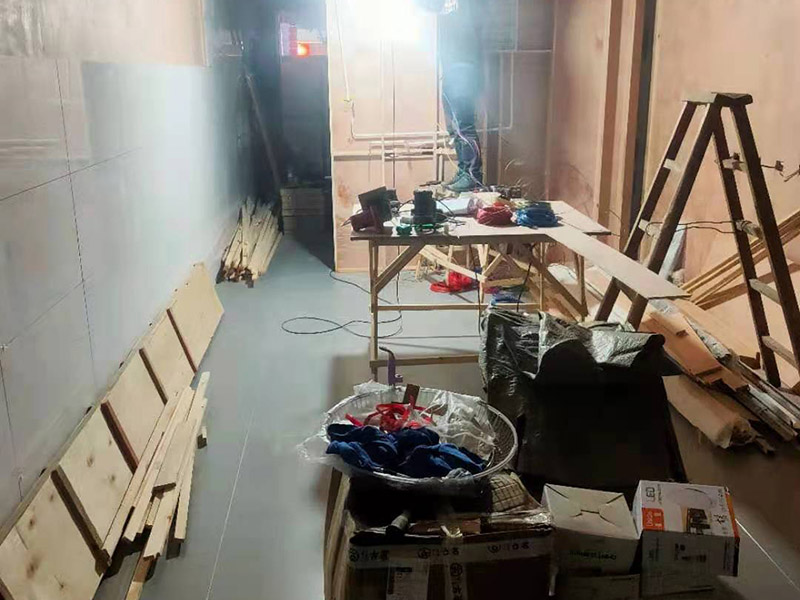 門店裝修翻新：店鋪裝修步驟首先要做的就是設(shè)計(jì)，要保證可以設(shè)計(jì)得合理規(guī)范，要讓設(shè)計(jì)有很好的感覺，必須要積極努力的達(dá)到目標(biāo)，可行性與功能性，都是重要的基礎(chǔ)。做好店鋪裝修的目標(biāo)非常的明確，重點(diǎn)就在于可以追求細(xì)節(jié)盡求完美，實(shí)現(xiàn)裝修的目的。店鋪裝修步驟掌握到流程，先設(shè)計(jì)，再注重基礎(chǔ)施工，最后在細(xì)節(jié)的裝修過程中，表現(xiàn)得很有目的性，這樣的裝修目標(biāo)實(shí)現(xiàn)，最后一步很重要的，也是實(shí)現(xiàn)裝修服務(wù)的關(guān)鍵與重點(diǎn)