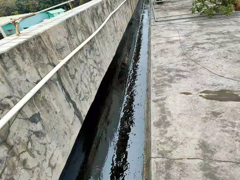 屋頂墻角刷防水：首先將屋頂?shù)睦媲宄?、尋找裂縫，在屋里觀察墻角、墻面起皮的、發(fā)霉的部位相對(duì)應(yīng)的屋頂基本上就是漏雨的地方，將防水膠灌入裂縫、在其上面覆蓋一層油氈布用刷子刷勻盡量別起鼓。然后將液體瀝青均勻刷在屋頂平面上面覆蓋一層油氈布，用火槍烤油氈布，使其緊緊粘在一起。在刷液體瀝青在覆蓋油氈布用火槍使其緊粘在一起。技術(shù)好的話可以做個(gè)排水坡，讓雨水順著排水坡或滴水檐迅速排出減少雨水對(duì)屋面的沖擊浸泡。