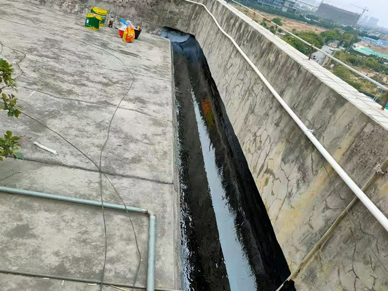 屋頂墻角刷防水：首先將屋頂?shù)睦媲宄?、尋找裂縫，在屋里觀察墻角、墻面起皮的、發(fā)霉的部位相對(duì)應(yīng)的屋頂基本上就是漏雨的地方，將防水膠灌入裂縫、在其上面覆蓋一層油氈布用刷子刷勻盡量別起鼓。然后將液體瀝青均勻刷在屋頂平面上面覆蓋一層油氈布，用火槍烤油氈布，使其緊緊粘在一起。在刷液體瀝青在覆蓋油氈布用火槍使其緊粘在一起。技術(shù)好的話可以做個(gè)排水坡，讓雨水順著排水坡或滴水檐迅速排出減少雨水對(duì)屋面的沖擊浸泡。