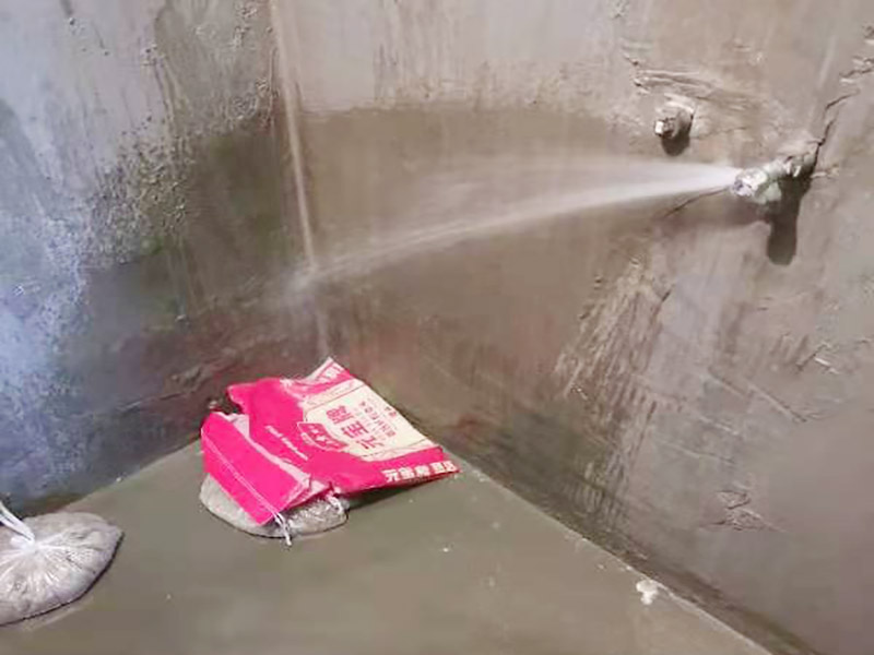 浴室防水閉水試驗：閉水試驗也叫蓄水試驗，要放滿水，水要有足夠容積。 蓄水試驗的蓄水深度應(yīng)不小于20毫米，蓄水高度一般為30～40毫米，蓄水時間不得低于24小時，移步樓下，觀察樓下樓頂有無漏水現(xiàn)象，無漏水現(xiàn)象視為合格。 一般在屋面、衛(wèi)生間或有防水要求的房間做此試驗。蓄水試驗的前期每1小時應(yīng)到樓下檢查一次，后期每2～3小時到樓下檢查一次。若發(fā)現(xiàn)漏水情況，則應(yīng)立即停止蓄水試驗，重新進行防水層完善處理，處理合格后再進行蓄水試驗。