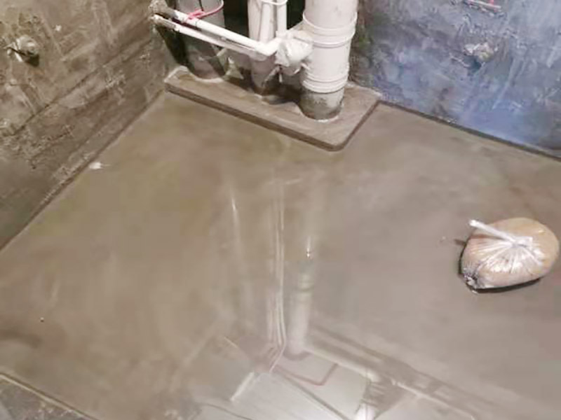 浴室防水閉水試驗：閉水試驗也叫蓄水試驗，要放滿水，水要有足夠容積。 蓄水試驗的蓄水深度應(yīng)不小于20毫米，蓄水高度一般為30～40毫米，蓄水時間不得低于24小時，移步樓下，觀察樓下樓頂有無漏水現(xiàn)象，無漏水現(xiàn)象視為合格。 一般在屋面、衛(wèi)生間或有防水要求的房間做此試驗。蓄水試驗的前期每1小時應(yīng)到樓下檢查一次，后期每2～3小時到樓下檢查一次。若發(fā)現(xiàn)漏水情況，則應(yīng)立即停止蓄水試驗，重新進行防水層完善處理，處理合格后再進行蓄水試驗。