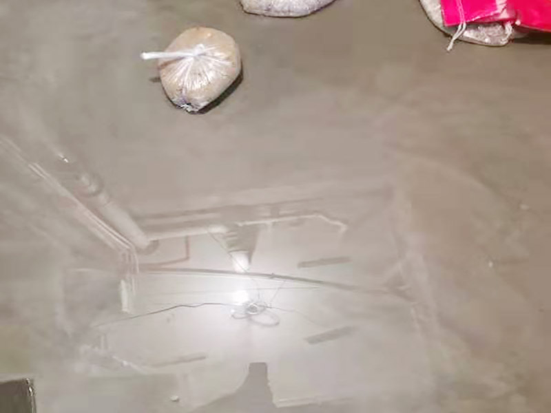 浴室防水閉水試驗：閉水試驗也叫蓄水試驗，要放滿水，水要有足夠容積。 蓄水試驗的蓄水深度應(yīng)不小于20毫米，蓄水高度一般為30～40毫米，蓄水時間不得低于24小時，移步樓下，觀察樓下樓頂有無漏水現(xiàn)象，無漏水現(xiàn)象視為合格。 一般在屋面、衛(wèi)生間或有防水要求的房間做此試驗。蓄水試驗的前期每1小時應(yīng)到樓下檢查一次，后期每2～3小時到樓下檢查一次。若發(fā)現(xiàn)漏水情況，則應(yīng)立即停止蓄水試驗，重新進行防水層完善處理，處理合格后再進行蓄水試驗。