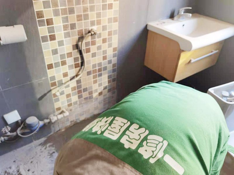 地面蹲便器改馬桶：首先關(guān)閉原先連通蹲便器的水閥，準(zhǔn)備匹配的馬桶和相關(guān)的操作工具。將原本的蹲便器拆卸下來后，注意檢查下水管排水是否通暢，可以簡(jiǎn)易的檢驗(yàn)一下，裝滿一桶水倒入下水道觀察水流是否順暢，有無堵塞現(xiàn)象，如果存在堵塞，就必須先進(jìn)行疏通。等到確認(rèn)通暢時(shí)把下水管接長(zhǎng)，直到地面足以安裝馬桶。蹲坑改馬桶，先測(cè)量下水口圓心至墻的距離。根據(jù)這個(gè)距離買馬桶。